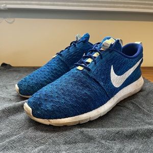 NIKE ROCHE RUNS | SIZE 10